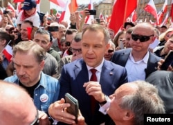 Karol Nawrocki, în timpul unui marș organizat la Varșovia pe 25 mai 2025.