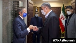 رافائیل گروسی (چپ) رئیس سازمان بین‌المللی نظارت انرژی اتومی امروز وارد تهران شد.  