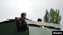 Ushtarë të Indisë patrullojnë në një autostradë në Kashmir. 23 prill 2025. 