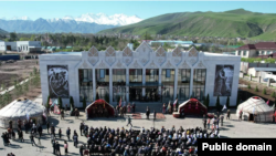 “Манас” театры.