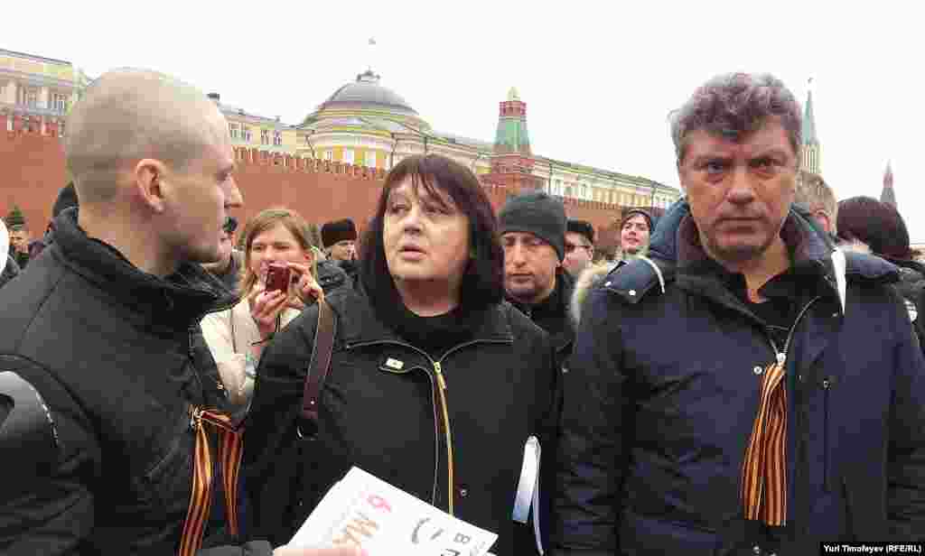 Кызыл аянттагы ак тасмалар.&nbsp;