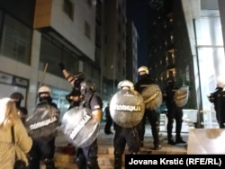 Policija ispred prostorija Srpske napredne stranke gde je došlo do prvih obračuna naprednjaka i demonstranata, 13. avgust 2025.