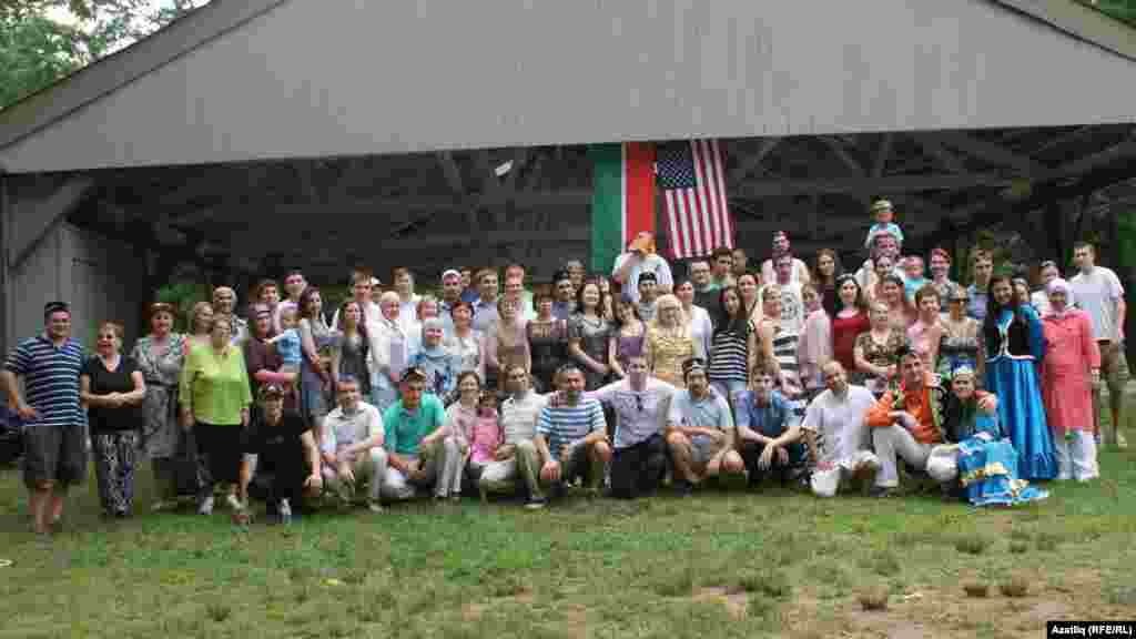 Сабантуй күмәкләшеп фотога төшү һәм "Туган тел" җырын башкару белән тәмамланды.