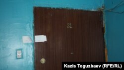 Дверь в квартиру, в которой проживал подорвавшийся на гранате Роман Поздняков. Алматы, 21 марта 2014 года.     