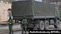 Російські військові і далі на вулицях Сімферополя