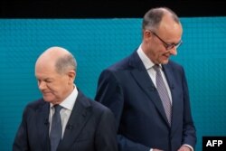 Cancelarul german Olaf Scholz (stânga) și Friedrich Merz (dreapta), într-o dezbatere televizată din 9 februarie 2025.