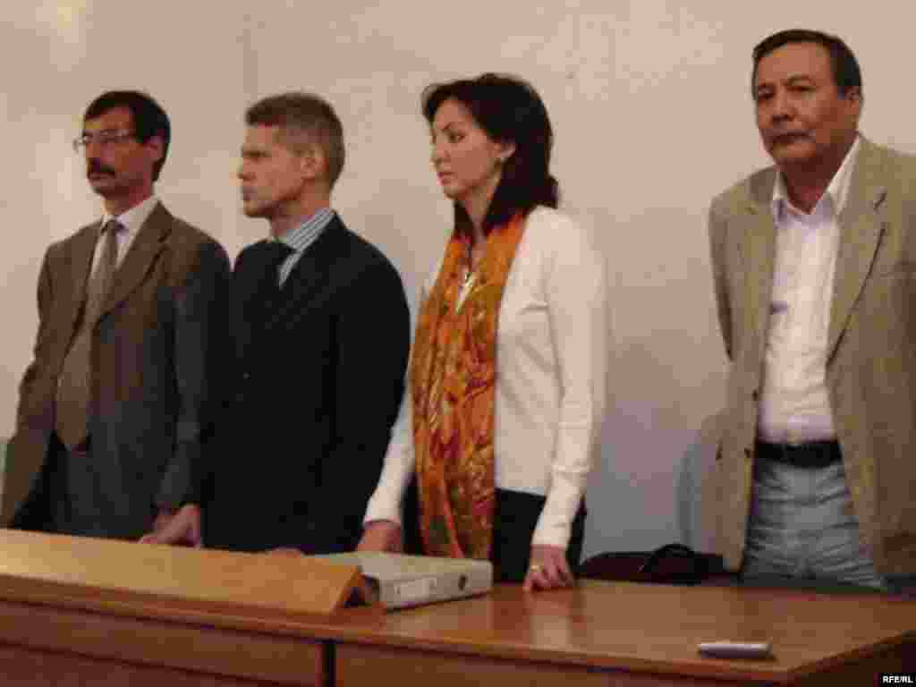 День оглашения приговора Евгению Жовтису. - Подсудимый Евгений Жовтис (слева), его адвокат Виталий Воронов, общественные защитники Вера Ткаченко и  Дос Кошим стоят в зале суда в момент объявления приговора. Баканас, 3 сентября 2009 года.