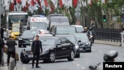 Delegațiile negociatorilor, sosind la oficiul Dolmabahce din Istanbul al președintelui Turciei, pentru convorbirile de pace în Ucraina, pe 16 mai 2025 