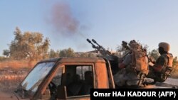 Pjesëtarë të grupit Hayat Tahrir al-Sham (HTS) gjatë luftimeve në provincën e Idlibit më 2019.