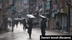 هندي سرتېري د سرینګر پر سړکونو ګزمه کوي