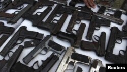 فعالان وايي، د خیبر پښتونخوا په بېلابېلو برخو کې خلک وسلې ساتي - پخوانی انځور.