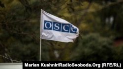 Спостерігачі спеціальної моніторингової місії ОБСЄ раніше повідомили, що вранці 16 серпня потрапили під обстріл на північно-східній околиці населеного пункту Гольмівський, непідконтрольного урядові України