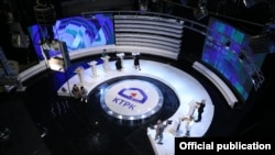 Коомдук телерадио корпорациясынын теледебат өтчү студиясы. 