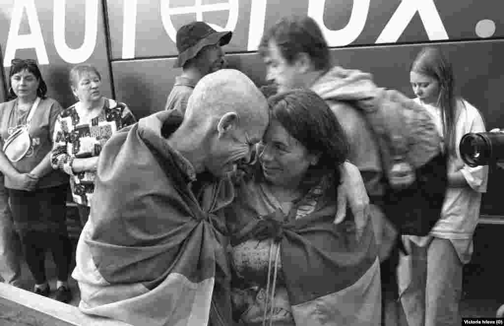 یک سرباز اوکراینی که در جریان تبادل اسرا با روسیه آزاد شده است، در شهر چرنیشیف در آغوش یکی از عزیزانش