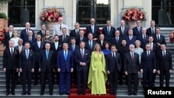 Liderii de grup ai țărilor NATO, în fotografia de grup de după summitul de la Haga.