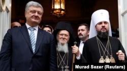 Зліва направо: президент України Петро Порошенко, Вселенський патріарх Варфоломій і глава Православної церкви України митрополит Епіфаній. Стамбул, 5 січня 2019 року. Цього дня томос був підписаний. А урочисто вручений – 6 січня