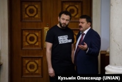 Народні депутати Олександр Дубінський (ліворуч) та Андрій Деркач під час засідання Верховної Ради України. Київ, 12 листопада 2019 року