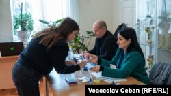 O alegătoare într-o secție de votare din Ialoveni în al doilea tur de scrutin al alegerilor prezidențiale din România, 16 mai 2025.