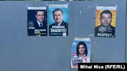 Afișe electorale cu identitatea sponsorului materialului publicitar politic.