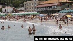 Turiști ucraineni pe una dintre plajele din Odesa, la Marea Neagră.
