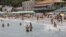 Turiști ucraineni pe una dintre plajele din Odesa, la Marea Neagră.