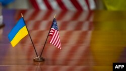 د مذاکراتو پر ميز د امريکا او اوکراين ملي بیرغونه - انځور له ارشیفه 