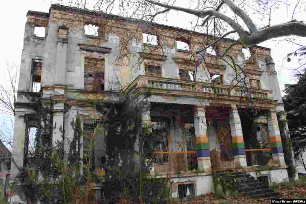 Univerzitetska biblioteka; zgrada-ruševina u Ulici Nikole Šubića Zrinjskog, koja se do rata zvala Lenjinovo šetalište; tu je bila smještena biblioteka Univerziteta &ldquo;Džemal Bijedić&rdquo; u Mostaru; među Mostarcima je poznata i kao kuća Mujage Komadine, gradonačelnika Mostara iz vremena austrougarske uprave u Bosni i Hercegovini. &nbsp;