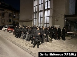 Desetine policajaca okupilo se ispred sjedišta DPS - Novi početak u ulici Vrabča