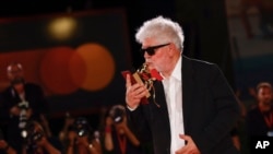 Pedro Almodovar primind Leul de Aur pentru filmul „The Room Next Door” la festivalul de la Veneția, în septembrie 2024.
