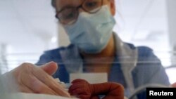 Pentru multe mame ucrainence, experiența nașterii în România a avut multe aspecte negative, explică Asociația Moașelor Independente.