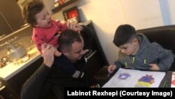 Labinot Rexhepi dhe fëmijët e tij.
