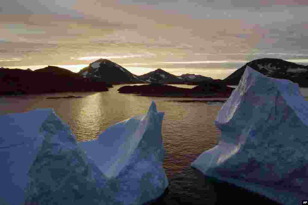 Imagine din 16 august 2019 cu iceberguri de lângă&nbsp;Kulusuk, Groenlanda. 2019 a înregistrat cel mai mare nivel de topire a ghețarilor de când se fac măsurători.
