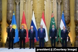 Очільники країн-учасниць саміту «Центральна Азія — Россия». В центрі керівник Росії Володимир Путін і президент Таджикистану Емомалі Рахмон. Душанбе. 9 жовтня 2025 року