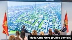 Premijer Milojko Spajić (desno) i ministar urbanizma Slaven Radunović (lijevo) prezentuju izgled budućeg 'novog grada' u Podgorici