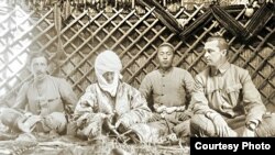 Финляндиянын болочоктогу президенти Карл Густав Эмил Маннергейм (оң четте) жана француз чыгыш таануучусу Пол Пеллио  (сол четте) Курманжан датканын өргөөсүндө. Датка айымдын жанында -  небереси. 1906-жыл.