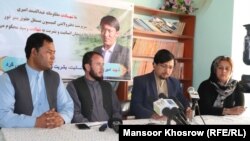 مسئولین حقوق بشر، فعالین مدنی و اعضای شورای ولایتی غور طی یک کنفرانس خبری در این ولایت.