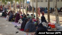 Согуштан улам Ооганстандын ичинде жер ооштурууга аргасыз болгон качкындар. Кандагар. Июль, 2021-жыл.