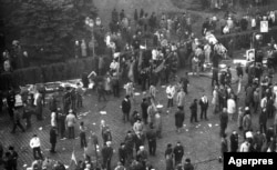 Piața Palatului după ce s-a terminat ultima întâlnire de propagandă a lui Ceașescu. Oamenii au huiduit discursul disctatorului.