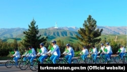 Велосипедисты в Ашгабате в рамках празднования Всемирного дня здоровья. 7 апреля 2020 года.