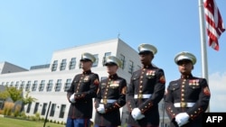 Američki marinci ispred zgrade Američke ambasade u Sarajevu