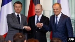 Donald Tusk a lăudat schimbarea de mentalitate a aliaților europeni, dar a spus că următorii doi ani sunt decisivi. Foto: (S-D) Președintele francez Emmanuel Macron, cancelarul german Olaf Scholz și premierul polonez Donald Tusk la o întâlnire a așa-numitului Triunghi Weimar.