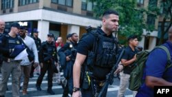 Membri ai Secret Service în fața sediului Națiunilor Unite înaintea Adunării Generale a Națiunilor Unite (AGNU) de la New York, pe 21 septembrie 2025. 