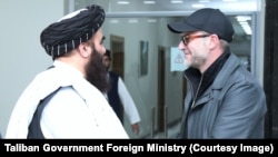 امیر خان متقي له امريکايي چارواکي ایډم بویلر سره په کابل کې د ملاقات په حال کې 