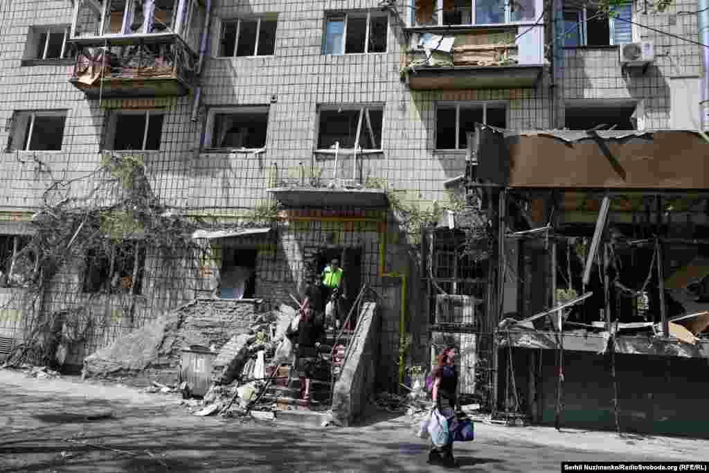 Місцеві мешканці збирають вцілілі речі