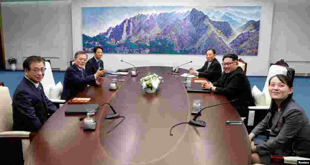 Під час переговорів у Будинку миру. &laquo;На саміті лідери провели серйозні і відверті обговорення шляхів, як перетворити Корейський півострів у без&rsquo;ядерну зону, встановити стійкий мир і розвивати відносини між Північчю і Півднем&raquo;, &ndash; мовиться в заяві Сеула, яку цитують південнокорейські ЗМІ