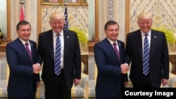 Президент Узбекистана Шавкат Мирзиёев и президент США Дональд Трамп. Справа — ретушь