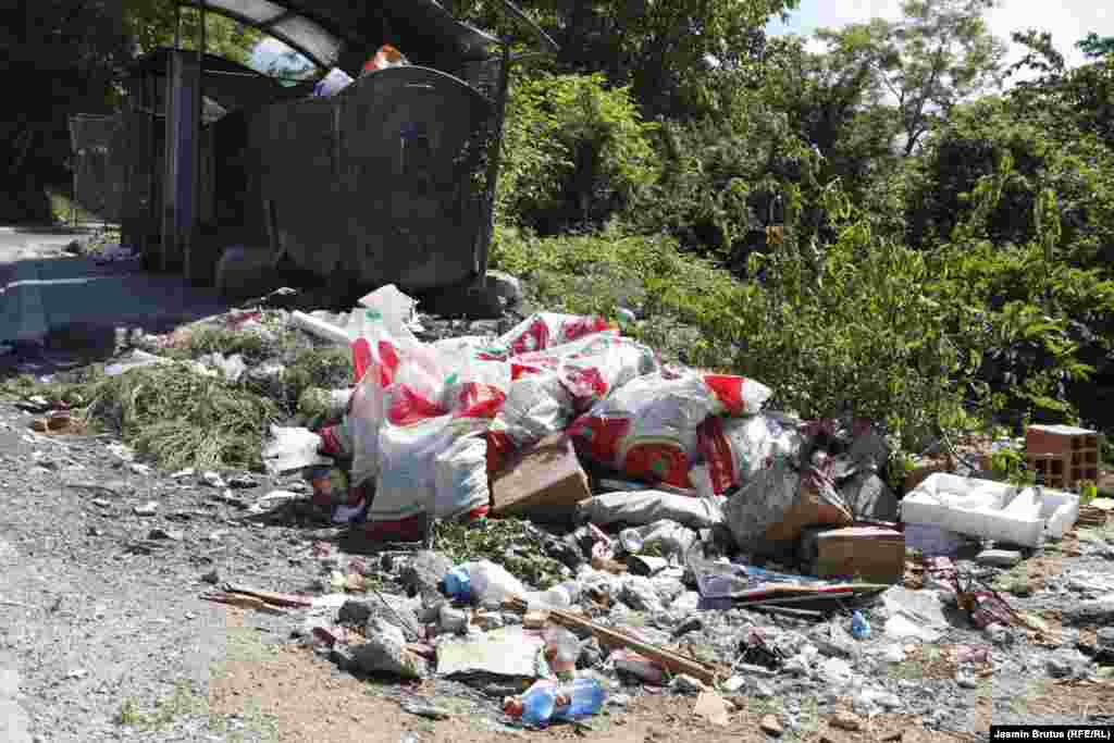 Premijer je na svome Facebooku, gdje mu građani često pišu, napisao i ovo: "Zatekli smo preko 40 neregistrovanih vozila u KJKP Rad, nezapočete obavezne tendere za održavanje i rezervne dijelove, kao da je neko odlučio da će poslije njega biti potop. Neće biti potop."