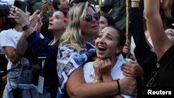 Oamenii se bucură în „Piața Ostaticilor” din Tel Aviv de întoarcerea ostaticilor israelieni.