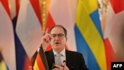 د جرمني د کورنیو چارو وزیر الکساندر دوبرینت