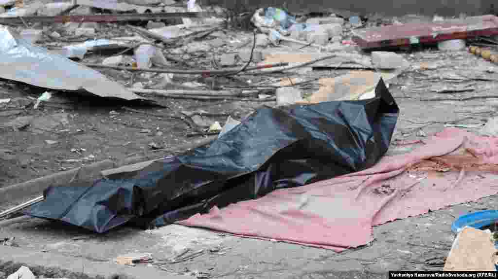 Тіло загиблого 47-річного чоловіка біля будинку, на який припав ракетний удар. У лікарні доставили понад 20 постраждалих, серед них 5 людей у важкому стані. &laquo;Стан ще п'яти людей медики оцінюють як середньої тяжкості. Серед них двоє співробітників ДСНС&raquo;, &ndash; сказав Федоров 